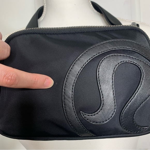 Lululemon Limited Edition Black Everywhere Belt Bag 1L Large Logo Sold Out - Picture 13 of 16